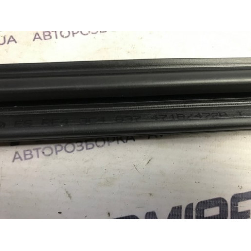  Уплотнитель стекла двери передний правый внутренний VW Passat B6 SN 2005-2010 3C4837472B